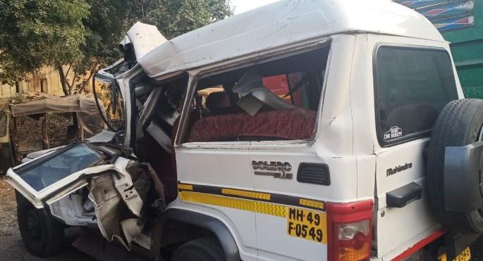 Newspaper taxi hit tractor; Two killed: 1 critical | वृत्तपत्र टॅक्सीची उभ्या ट्रॅक्टरला धडक; दोन ठार : ३ गंभीर