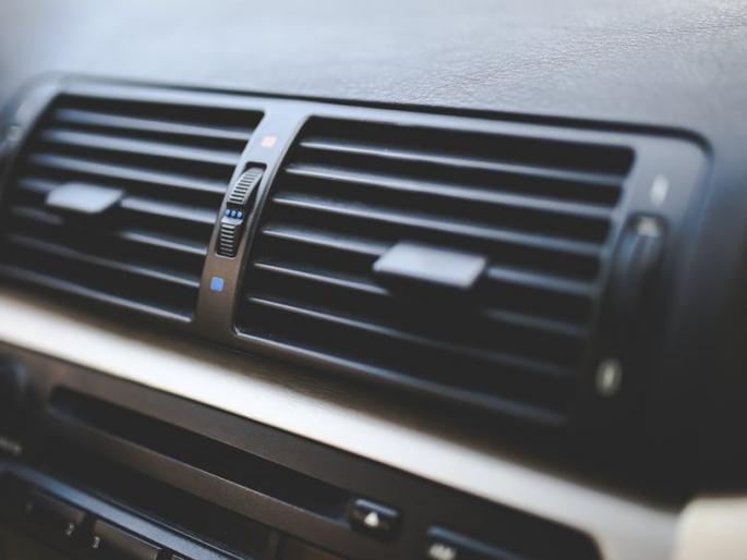 now air conditioner is essential in car | कारमधील एअरकंडिशनर आता बनली काळाची अपरिहार्य गरज now air conditioner is essential in car | कारमधील एअरकंडिशनर आता बनली काळाची अपरिहार्य गरज