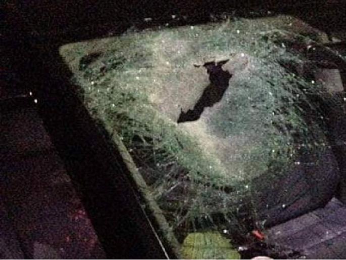 Shocking! Attack on a female officer by stoping a car on the road for a ransom of Rs 50 lakh | धक्कादायक ! ५० लाखांच्या खंडणीसाठी भर रस्त्यात कार अडवून महिला अधिकाऱ्यावर हल्ला Shocking! Attack on a female officer by stoping a car on the road for a ransom of Rs 50 lakh | धक्कादायक ! ५० लाखांच्या खंडणीसाठी भर रस्त्यात कार अडवून महिला अधिकाऱ्यावर हल्ला