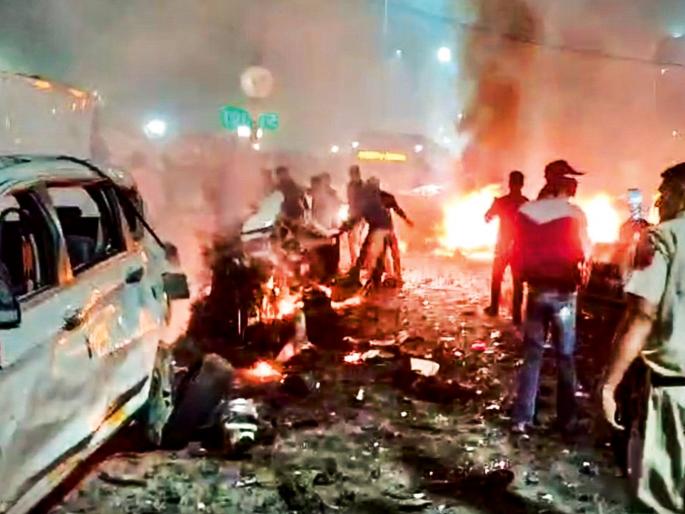 As many as 32 cars were destroyed in the explosion. | स्फोटात उडाल्या तब्बल ३२ गाड्यांच्या चिंधड्या