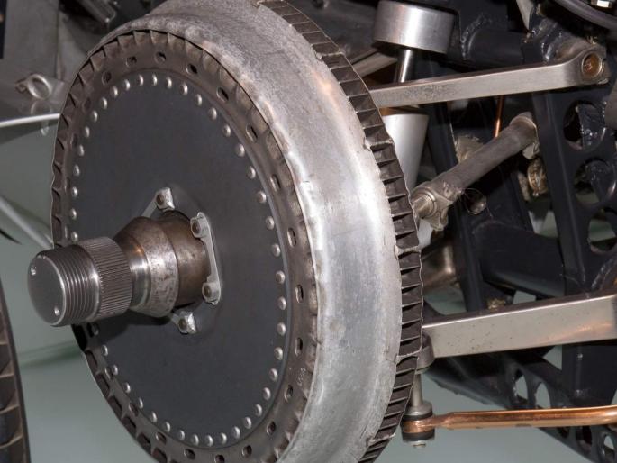 Instead of applying brakes suddenly, apply slowly and steadily | ब्रेक दाबताना करकचून दाबण्याऐवजी योग्यवेळेचा अंदाज घेऊन ब्रेक लावा हळूहळू Instead of applying brakes suddenly, apply slowly and steadily | ब्रेक दाबताना करकचून दाबण्याऐवजी योग्यवेळेचा अंदाज घेऊन ब्रेक लावा हळूहळू