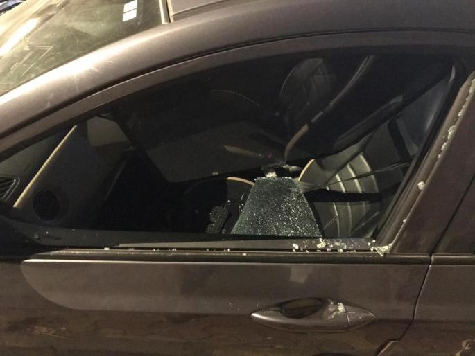 Looted a laptop with a thief, broken a glass of car in Mulund | मुलुंडमध्ये कारची काच फोडून चोरट्यांनी लॅपटॉप केला लंपास  Looted a laptop with a thief, broken a glass of car in Mulund | मुलुंडमध्ये कारची काच फोडून चोरट्यांनी लॅपटॉप केला लंपास