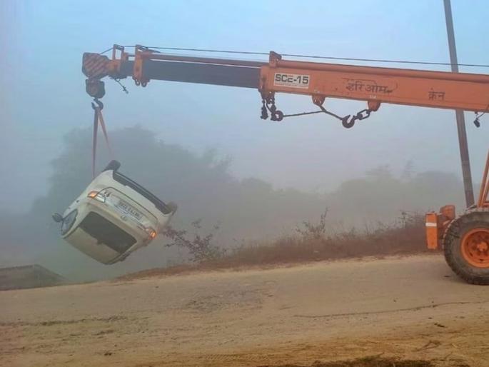 Google map betrayed again, speeding car crashed into the canal, 3 people were traveling    | गुगल मॅपने पुन्हा दिला दगा, भरधाव कार कालव्यात कोसळली, ३ जण करत होते प्रवास    Google map betrayed again, speeding car crashed into the canal, 3 people were traveling    | गुगल मॅपने पुन्हा दिला दगा, भरधाव कार कालव्यात कोसळली, ३ जण करत होते प्रवास