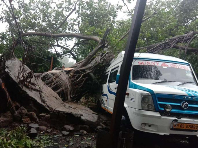In Khandala gaothatha, Vad and Gulmohar have fallen | खंडाळा गावठाणात वड व गुलमोहराची झाडे पडली In Khandala gaothatha, Vad and Gulmohar have fallen | खंडाळा गावठाणात वड व गुलमोहराची झाडे पडली