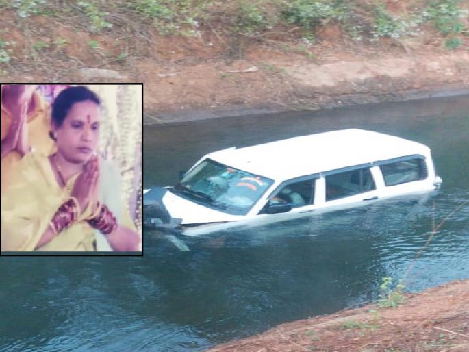 Car falls into Tilari canal at Sateli Bhedshi Bhomwadi, woman dies | Sindhudurg: तिलारी कालव्यात कार कोसळली, महिलेचा मृत्यू; मुलासोबत लक्ष्मीपूजनासाठी घरी परतताना काळाचा घाला Car falls into Tilari canal at Sateli Bhedshi Bhomwadi, woman dies | Sindhudurg: तिलारी कालव्यात कार कोसळली, महिलेचा मृत्यू; मुलासोबत लक्ष्मीपूजनासाठी घरी परतताना काळाचा घाला