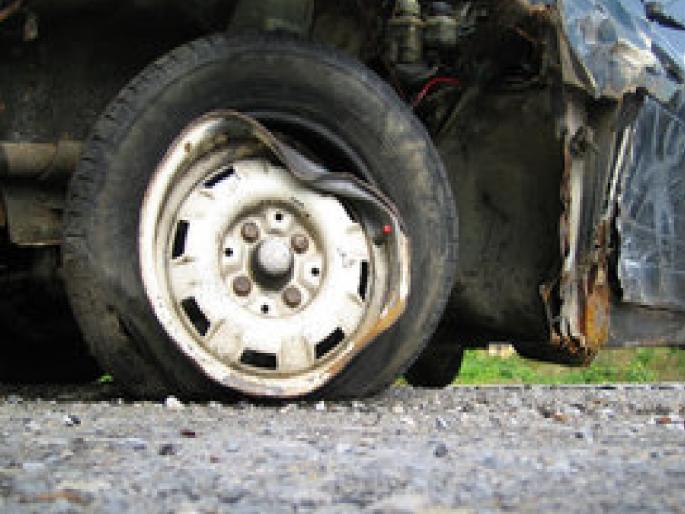 Reckless car driver crushes elderly security guard, breaks his arms and legs and brains come out! | बेफाम कारचालकाने वृद्ध सुरक्षारक्षकाला चिरडले, हातपाय तुटून मेंदूच बाहेर पडला! Reckless car driver crushes elderly security guard, breaks his arms and legs and brains come out! | बेफाम कारचालकाने वृद्ध सुरक्षारक्षकाला चिरडले, हातपाय तुटून मेंदूच बाहेर पडला!