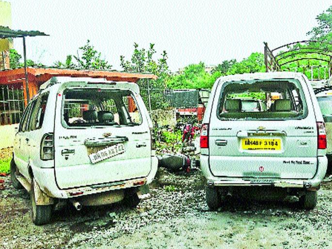 Municipal corporation proceedings against the impaired vehicles in Mira-Bhayander | मीरा-भाईंदरमधील पडिक वाहनांविरोधात महापालिकेची कारवाई सुरू Municipal corporation proceedings against the impaired vehicles in Mira-Bhayander | मीरा-भाईंदरमधील पडिक वाहनांविरोधात महापालिकेची कारवाई सुरू