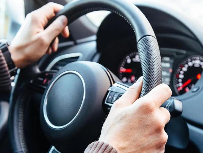 Horn kyo bajata hai; The driver was stabbed with a knife | 'हॉर्न क्यो बजाता है, तेरेको बहोत मस्ती चढी है क्या', कारचालकावर चाकूने सपासप वार Horn kyo bajata hai; The driver was stabbed with a knife | 'हॉर्न क्यो बजाता है, तेरेको बहोत मस्ती चढी है क्या', कारचालकावर चाकूने सपासप वार