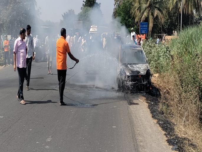 pune news a speeding car suddenly caught fire; The car was burnt to ashes near Patas, two passengers narrowly escaped | भरधाव कार अचानक पेटली; पाटसजवळ कार जळून खाक,दोघे प्रवासी थोडक्यात बचावले pune news a speeding car suddenly caught fire; The car was burnt to ashes near Patas, two passengers narrowly escaped | भरधाव कार अचानक पेटली; पाटसजवळ कार जळून खाक,दोघे प्रवासी थोडक्यात बचावले