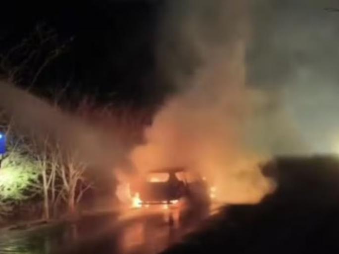 car fire wedding couple escape in khargone madhya pradesh | भयंकर! नवरा-नवरीसोबत आक्रित घडलं, कारला भीषण आग; ७ जणांनी उड्या मारुन वाचवला जीव car fire wedding couple escape in khargone madhya pradesh | भयंकर! नवरा-नवरीसोबत आक्रित घडलं, कारला भीषण आग; ७ जणांनी उड्या मारुन वाचवला जीव