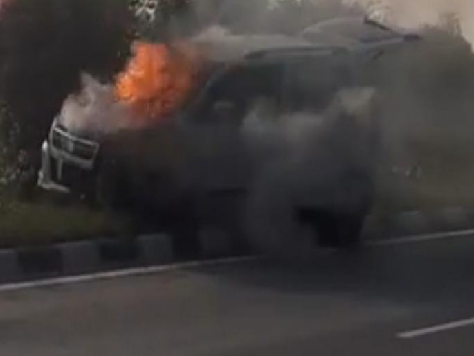 The Burning Car on Pune-Bangalore highway, four lives saved due to public awareness | पुणे-बंगळूरु महामार्गावर 'द बर्निंग कार'चा थरार, नागरिकांच्या प्रसंगावधानामुळे चौघांचे वाचले प्राण The Burning Car on Pune-Bangalore highway, four lives saved due to public awareness | पुणे-बंगळूरु महामार्गावर 'द बर्निंग कार'चा थरार, नागरिकांच्या प्रसंगावधानामुळे चौघांचे वाचले प्राण