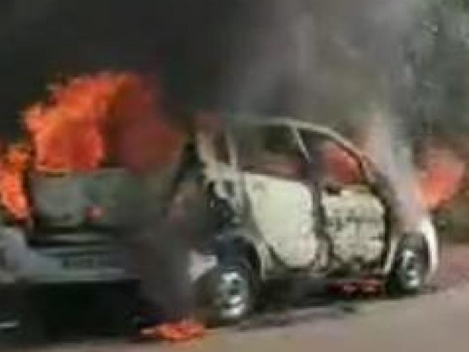 Elderly couple survives burning car on Mumbai Goa highway | मुंबई-गोवा महामार्गावर ‘बर्निंग कार’चा थरार, वृद्ध दाम्पत्य बालंबाल बचावले Elderly couple survives burning car on Mumbai Goa highway | मुंबई-गोवा महामार्गावर ‘बर्निंग कार’चा थरार, वृद्ध दाम्पत्य बालंबाल बचावले