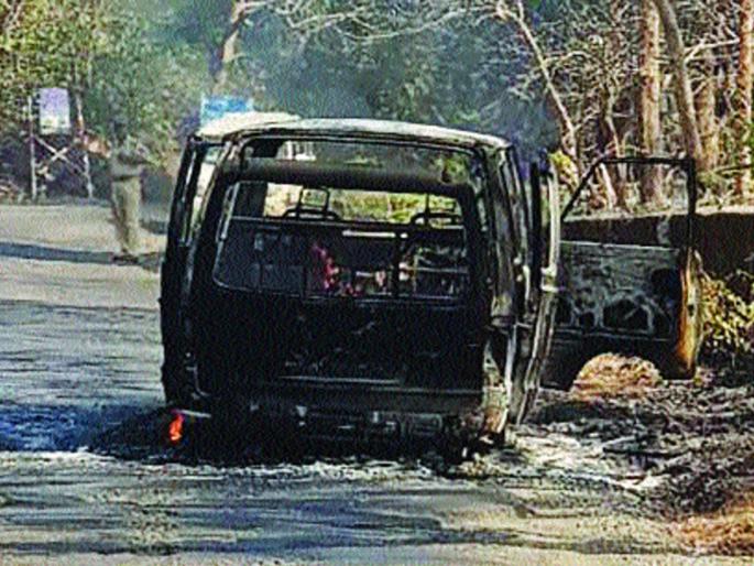 Stomach taken by car at the Kashid | काशिद येथे गाडीने घेतला पेट Stomach taken by car at the Kashid | काशिद येथे गाडीने घेतला पेट