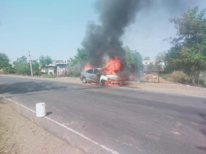 Car catches fire due to short circuit at Washim Villagers rushed to help | वाशिम येथे शॉर्ट सर्किटमुळे कारने घेतला पेट; गावकरी मदतीला धावले, ४ लाखाचे नुकसान Car catches fire due to short circuit at Washim Villagers rushed to help | वाशिम येथे शॉर्ट सर्किटमुळे कारने घेतला पेट; गावकरी मदतीला धावले, ४ लाखाचे नुकसान