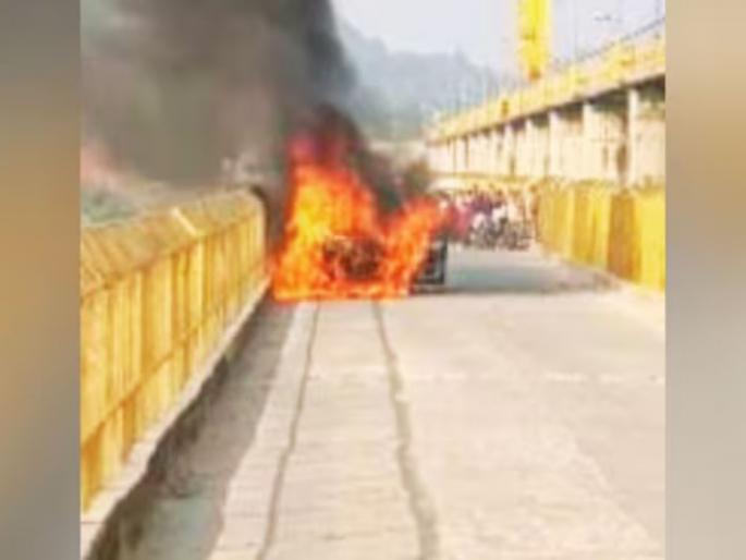 hathinikund barrage burning car incident | भयंकर! चालत्या कारला भीषण आग; जीव वाचवण्यासाठी लोकांनी मारल्या उड्या