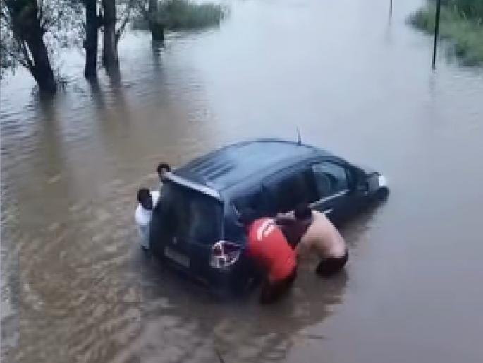 Car stuck in flood water in Kolhapur | कोल्हापुरात पुराच्या पाण्यात कार घातली.. मध्येच अडकल्यावर चालकाची भंबेरी उडाली -video