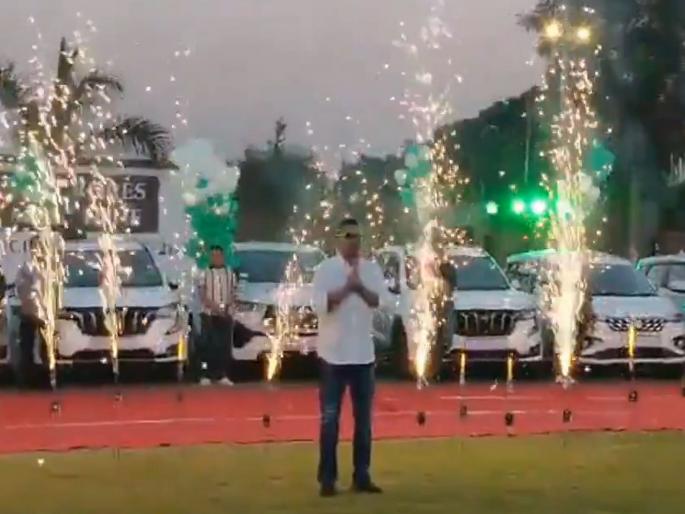 kabra jewels the owner was so happy to meet the target that the staff felt like they were getting keys of new cars | टार्गेट पूर्ण केले म्हणून मालक आनंदित झाला, इतका की स्टाफला नव्या कोऱ्या गाड्यांच्या चाव्या वाटत सुटला kabra jewels the owner was so happy to meet the target that the staff felt like they were getting keys of new cars | टार्गेट पूर्ण केले म्हणून मालक आनंदित झाला, इतका की स्टाफला नव्या कोऱ्या गाड्यांच्या चाव्या वाटत सुटला