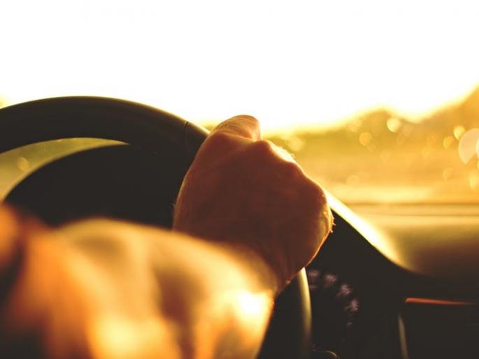 Sunshade protects car from hot sunlight | तप्त सूर्यकिरणांपासून कारचा बचाव करणारे सनशेड Sunshade protects car from hot sunlight | तप्त सूर्यकिरणांपासून कारचा बचाव करणारे सनशेड