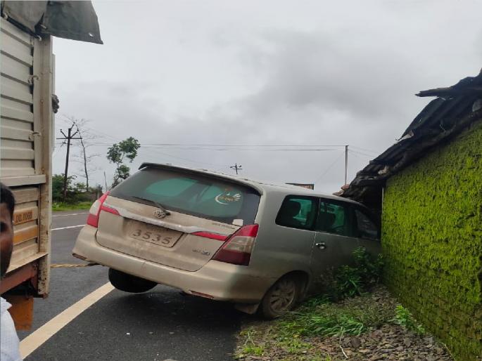 The driver lost control and the car rammed into the house in satara | Accident: चालकाचे नियंत्रण सुटल्याने कार घुसली घरात, सुदैवाने जिवीतहानी टळली The driver lost control and the car rammed into the house in satara | Accident: चालकाचे नियंत्रण सुटल्याने कार घुसली घरात, सुदैवाने जिवीतहानी टळली