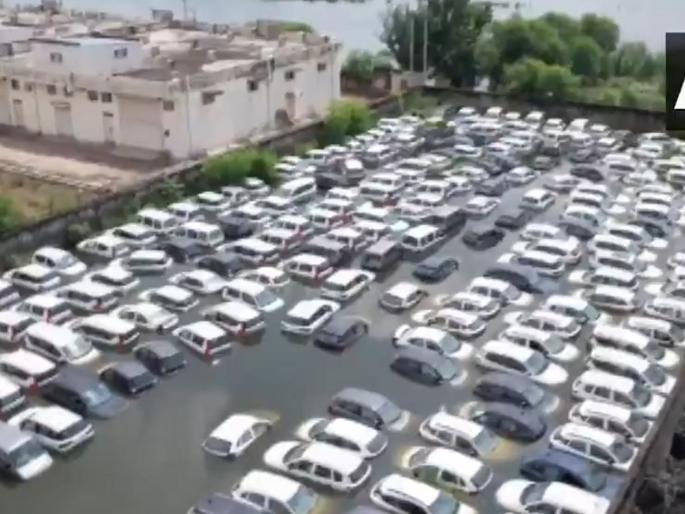 Life is broken...! Thousands of new empty cars turned into garbage; Maruti, Hyundai cars submerged in flood | जीव तुटला...! हजारो नव्या कोऱ्या गाड्यांचा कचरा झाला; पुरात बुडाल्या मारुती, ह्युंदाईच्या कार Life is broken...! Thousands of new empty cars turned into garbage; Maruti, Hyundai cars submerged in flood | जीव तुटला...! हजारो नव्या कोऱ्या गाड्यांचा कचरा झाला; पुरात बुडाल्या मारुती, ह्युंदाईच्या कार