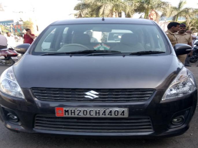 The builders four and a half million stolen by broke tha car's glass | बांधकाम व्यावसायिकाच्या कारची काच फोडून साडेचार लाख पळवले