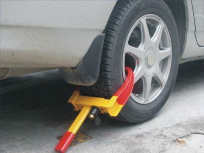 four wheeler stolen the jammer | पाेलिसांनी गाडीला लावला जॅमर ; चालकाने नेला चाेरुन four wheeler stolen the jammer | पाेलिसांनी गाडीला लावला जॅमर ; चालकाने नेला चाेरुन