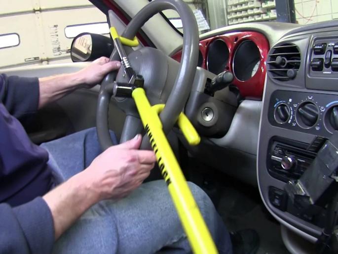 Use of steering lock to protect against car theft |  कार चोरीपासून संरक्षण करण्यासाठी स्टिअरिंग लॉकचा वापर