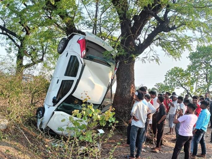 Yavatmal: Speeding car hits tree, one dead, three injured | Yavatmal: भरधाव कार झाडावर धडकली, एकाचा मृत्यू, तिघे जखमी Yavatmal: Speeding car hits tree, one dead, three injured | Yavatmal: भरधाव कार झाडावर धडकली, एकाचा मृत्यू, तिघे जखमी