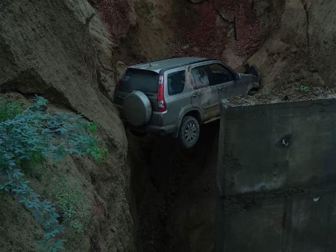 Road collapses on Agra-Lucknow highway, 50-foot cavalcade SUV car collapsed | आग्रा-लखनऊ महामार्गावर रस्ता खचला, 50 फूट खोल खड्ड्यात कोसळली एसयूव्ही कार Road collapses on Agra-Lucknow highway, 50-foot cavalcade SUV car collapsed | आग्रा-लखनऊ महामार्गावर रस्ता खचला, 50 फूट खोल खड्ड्यात कोसळली एसयूव्ही कार