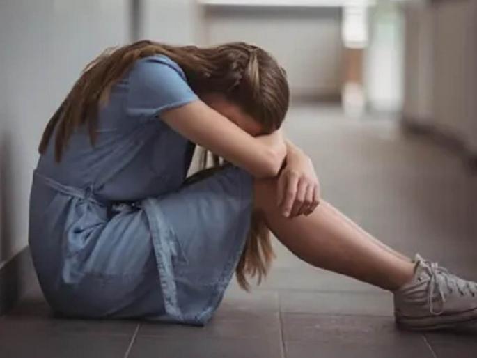 minor girl was molested in a car; Incidents in the dust in dhule | कारमध्ये बसून अल्पवयीन मुलीवर अत्याचार; धुळ्यातील घटना minor girl was molested in a car; Incidents in the dust in dhule | कारमध्ये बसून अल्पवयीन मुलीवर अत्याचार; धुळ्यातील घटना