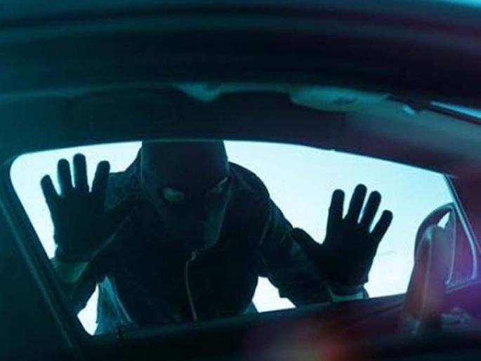 two people stolen car by threatening one with the help of sword | चाेरांचा अजब फंडा ; एक कार चाेरल्यावर दुसरी घटनास्थळीच साेडून फरार two people stolen car by threatening one with the help of sword | चाेरांचा अजब फंडा ; एक कार चाेरल्यावर दुसरी घटनास्थळीच साेडून फरार