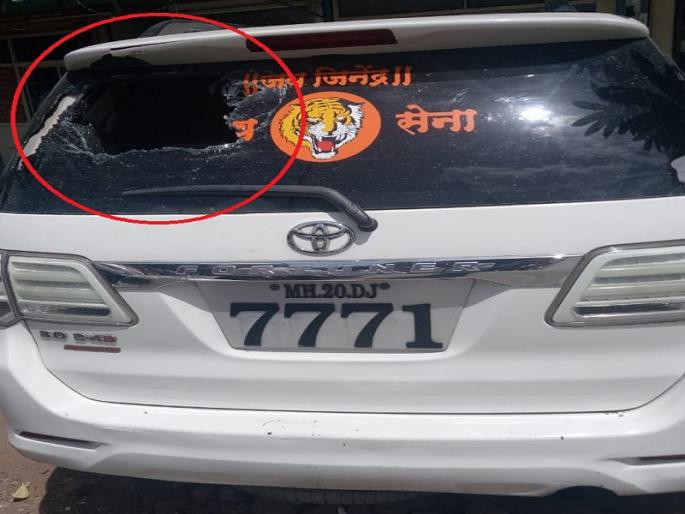 In Aurangabad, miscreants chopped a car in midnight; the accused imprisoned in CCTV | औरंगाबादमध्ये समाजकंटकांनी मध्यरात्री कारच्या काचा फोडल्या;आरोपी सीसीटीव्हीमध्ये कैद In Aurangabad, miscreants chopped a car in midnight; the accused imprisoned in CCTV | औरंगाबादमध्ये समाजकंटकांनी मध्यरात्री कारच्या काचा फोडल्या;आरोपी सीसीटीव्हीमध्ये कैद