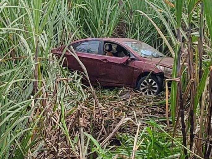 A speeding car rammed into a sugarcane field, luckily the driver escaped in kolhapur | Kolhapur: भरधाव कार घुसली उसाच्या शेतात, सुदैवाने चालक बचावला A speeding car rammed into a sugarcane field, luckily the driver escaped in kolhapur | Kolhapur: भरधाव कार घुसली उसाच्या शेतात, सुदैवाने चालक बचावला