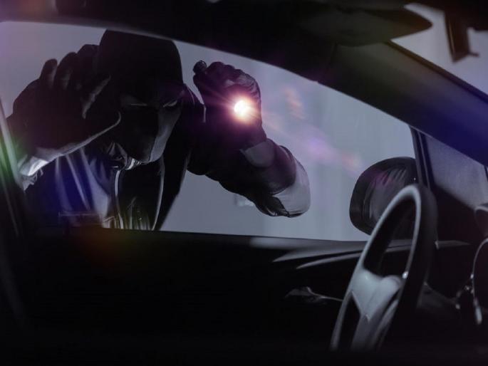 A car worth Rs 17 lakh was stolen in 15 minutes; 5 lakhs cash was inside | चोरट्यांनी १५ मिनिटात १७ लाख रुपयांची गाडी पळवली; आत होती ५ लाखांची रोकड A car worth Rs 17 lakh was stolen in 15 minutes; 5 lakhs cash was inside | चोरट्यांनी १५ मिनिटात १७ लाख रुपयांची गाडी पळवली; आत होती ५ लाखांची रोकड