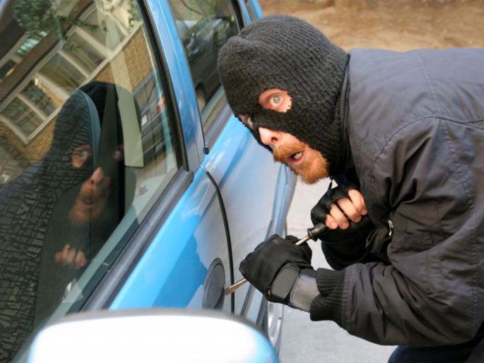 Fear about car theft... don't worry 'lock' your car in just Rs 299 | कार चोरी होण्याची भीती सतावतेय...मग 299 रुपयांचे 'टाळे' ठोका Fear about car theft... don't worry 'lock' your car in just Rs 299 | कार चोरी होण्याची भीती सतावतेय...मग 299 रुपयांचे 'टाळे' ठोका