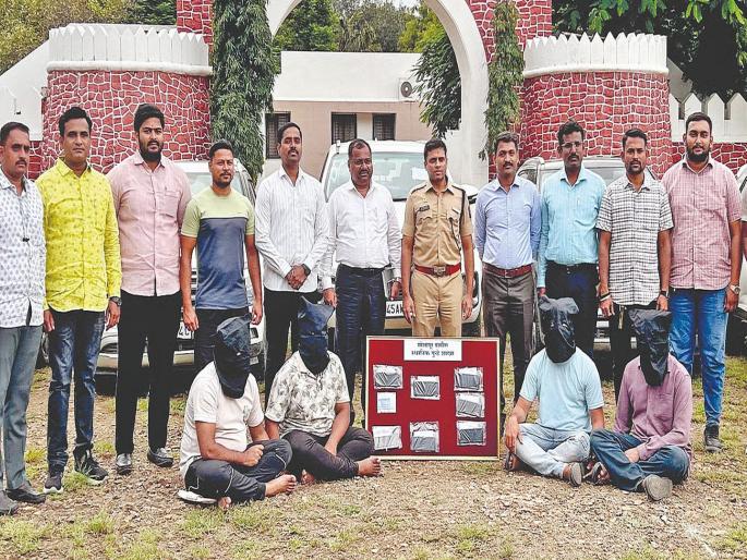 Solapur police arrested thief! Used to fly to Delhi and steal cars; 5 luxury cars including goods worth 83 lakhs seized | हायप्रोफाईल चोर! विमानानं दिल्लीला जायचे अन् कार चोरायचे; ५ आलिशान कारसह ८३ लाखांचा माल जप्त Solapur police arrested thief! Used to fly to Delhi and steal cars; 5 luxury cars including goods worth 83 lakhs seized | हायप्रोफाईल चोर! विमानानं दिल्लीला जायचे अन् कार चोरायचे; ५ आलिशान कारसह ८३ लाखांचा माल जप्त