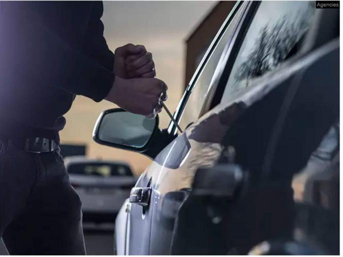 Picked the pants with a pipe through the window and removed the money and keys from it and extended the car | खिडकीतून पाईपच्या सहाय्याने पॅँट ओढली अन् त्यातील पैसे व चावी काढून कार लांबविली Picked the pants with a pipe through the window and removed the money and keys from it and extended the car | खिडकीतून पाईपच्या सहाय्याने पॅँट ओढली अन् त्यातील पैसे व चावी काढून कार लांबविली