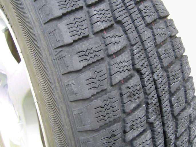 If you have to change the tire, change immediately ... Do not risk your life! | टायर बदलायला झाला तर लगेच बदला... नको खेळ प्राणाशी! If you have to change the tire, change immediately ... Do not risk your life! | टायर बदलायला झाला तर लगेच बदला... नको खेळ प्राणाशी!