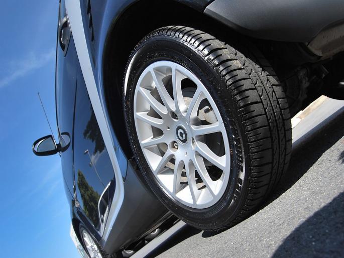 Kerala minister changes 34 tyre in 30 months blames hilly roads | काय सांगता? ऊर्जामंत्र्यांनी 30 महिन्यात 34 वेळा बदलले गाडीचे टायर Kerala minister changes 34 tyre in 30 months blames hilly roads | काय सांगता? ऊर्जामंत्र्यांनी 30 महिन्यात 34 वेळा बदलले गाडीचे टायर