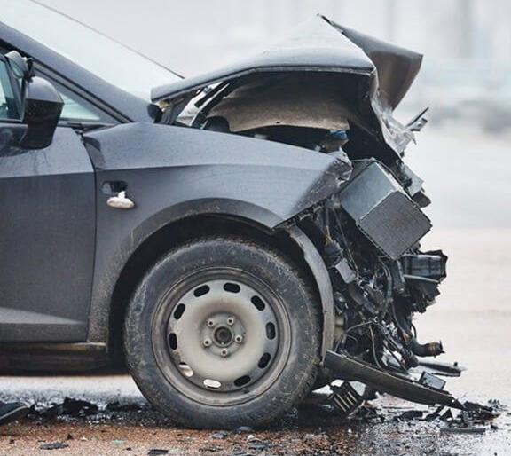 A car hit a bus while overtaking; One dead, six injured | ओव्हरटेक करताना कार बसवर धडकली; एकाचा मृत्यू, सहा जखमी A car hit a bus while overtaking; One dead, six injured | ओव्हरटेक करताना कार बसवर धडकली; एकाचा मृत्यू, सहा जखमी