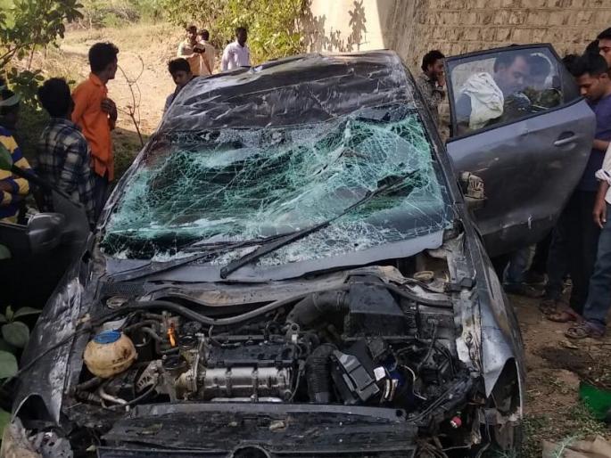 A tragic accident on Aundha-Jintur road; The car crashed off the bridge | औंढा-जिंतूर रोडवर भीषण अपघात; पुलावरुन कोसळली कार A tragic accident on Aundha-Jintur road; The car crashed off the bridge | औंढा-जिंतूर रोडवर भीषण अपघात; पुलावरुन कोसळली कार