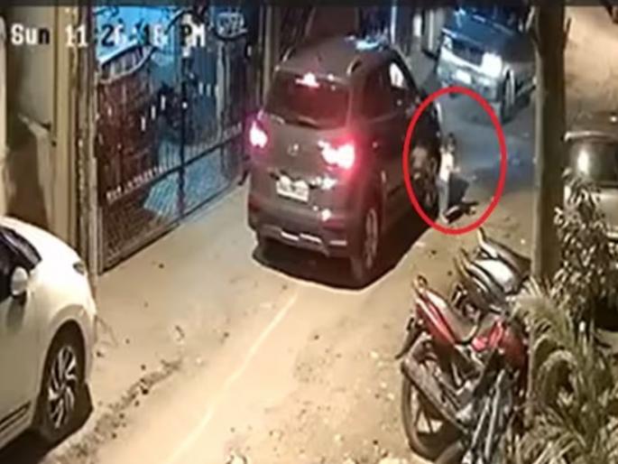 toddler died after father accidentally drives car over her in bengaluru | हृदयद्रावक! वडिलांच्या कारखाली आली चिमुकली लेक; अंगावर काटा आणणारा Video व्हायरल toddler died after father accidentally drives car over her in bengaluru | हृदयद्रावक! वडिलांच्या कारखाली आली चिमुकली लेक; अंगावर काटा आणणारा Video व्हायरल