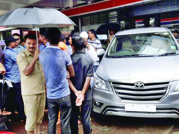 The car ran without a grenade, strange accidents | रत्नागिरीत चालकाविना धावली गाडी, विचित्र अपघात The car ran without a grenade, strange accidents | रत्नागिरीत चालकाविना धावली गाडी, विचित्र अपघात