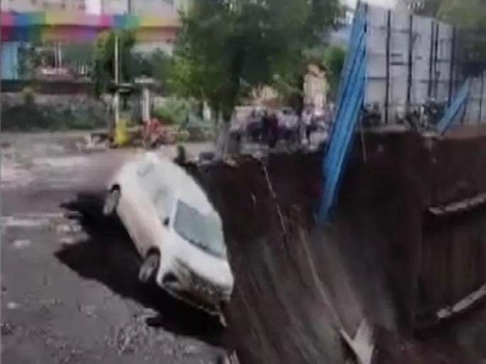 The road was broken, the vehicles collapsed; The lime kiln incident was during the work for the basement of the parking lot | रस्ता खचला, वाहने कोसळली; पार्किंगच्या बेसमेंटसाठी काम सुरू असताना चुनाभट्टीतील घटना The road was broken, the vehicles collapsed; The lime kiln incident was during the work for the basement of the parking lot | रस्ता खचला, वाहने कोसळली; पार्किंगच्या बेसमेंटसाठी काम सुरू असताना चुनाभट्टीतील घटना