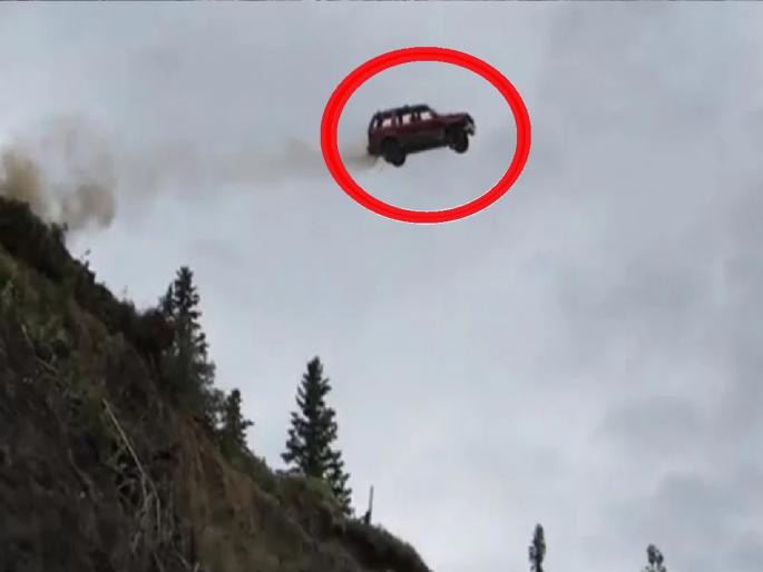 A car goes down in ravine 300 feet deep; iPhone 14 saved a family's life, watch the video... | डोंगरावरुन 300 फूट खोल दरीत कोसळली कार; iPhone 14 ने वाचवले कुटुंबाचे प्राण, पाहा Video...