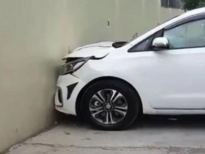 Driver crashes his brand new car on showroom wall video goes viral | शोरूममधून बाहेर काढताना ड्रायव्हरने भिंतीवर ठोकली नवी कोरी कार, व्हिडीओ व्हायरल Driver crashes his brand new car on showroom wall video goes viral | शोरूममधून बाहेर काढताना ड्रायव्हरने भिंतीवर ठोकली नवी कोरी कार, व्हिडीओ व्हायरल