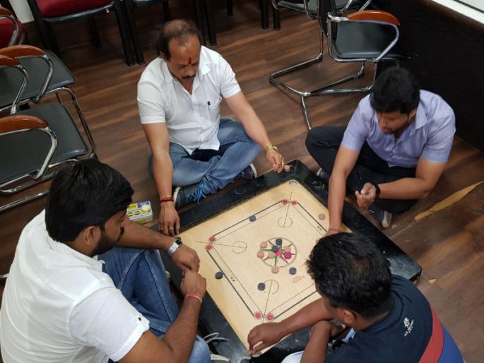 MNS played caram board at PMC office | .......म्हणून मनसेने क्रीडा अधिकाऱ्याच्या कार्यालयातचं खेळला कॅरम MNS played caram board at PMC office | .......म्हणून मनसेने क्रीडा अधिकाऱ्याच्या कार्यालयातचं खेळला कॅरम