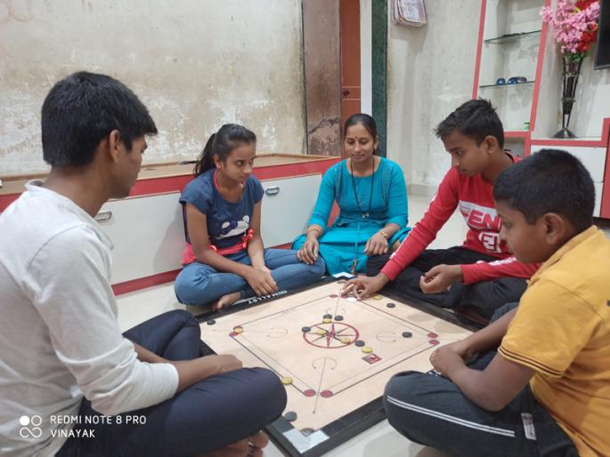 Congregations set the mobile aside and the dust on the carom began to shake | coronavirus; घरातल्या मंडळींनी मोबाईल बाजूला ठेवून कॅरमवरची धूळ झटकली