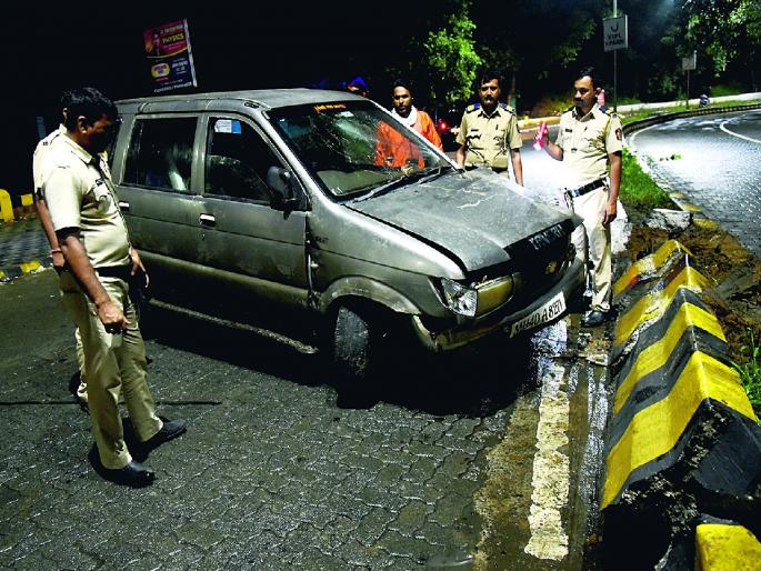 An uncontrolled Tavera car overturned at Ambazari T Point in the middle of the night; | Nagpur | अनियंत्रित तवेरा कार मध्यरात्री अंबाझरी टी पॉइंटवर उलटली अन्.. An uncontrolled Tavera car overturned at Ambazari T Point in the middle of the night; | Nagpur | अनियंत्रित तवेरा कार मध्यरात्री अंबाझरी टी पॉइंटवर उलटली अन्..