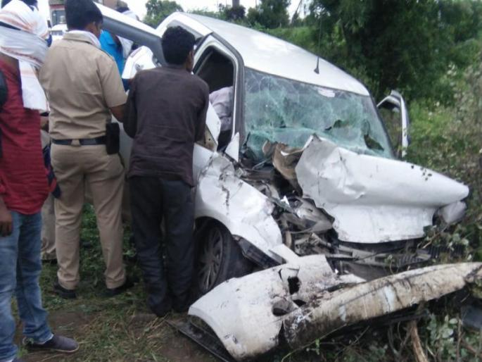 Two killed, three seriously injured in truck-car accident | ट्रक-कारच्या अपघातात दोघांचा मृत्यू, दोन जण गंभीर जखमी Two killed, three seriously injured in truck-car accident | ट्रक-कारच्या अपघातात दोघांचा मृत्यू, दोन जण गंभीर जखमी